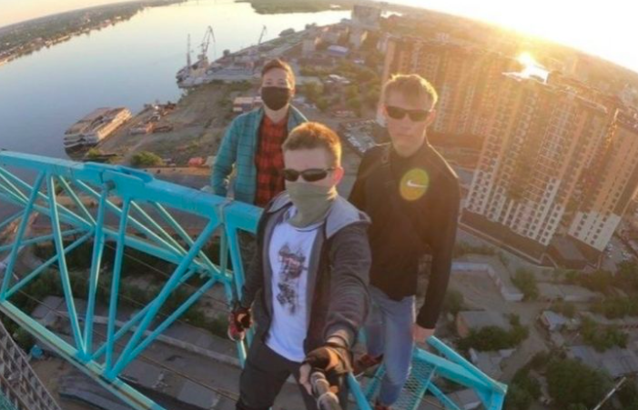 Астраханских "покорителей" строительного крана поймала полиция