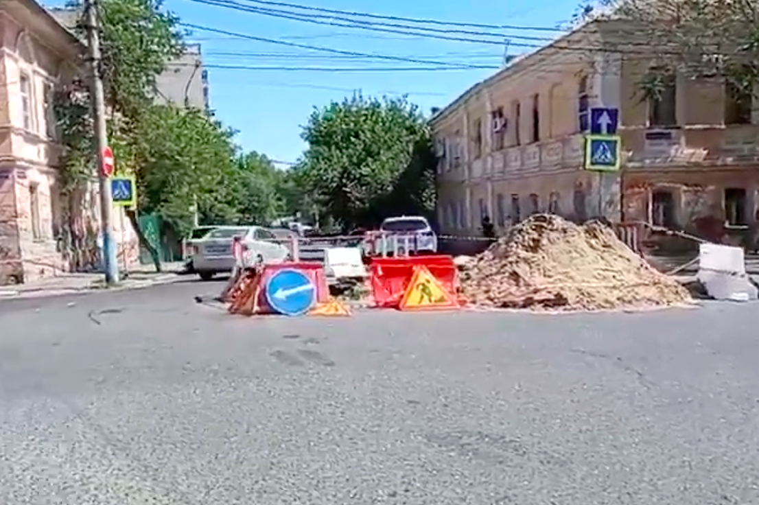 В центре Астрахани огромная яма на дороге мешает автомобилистам