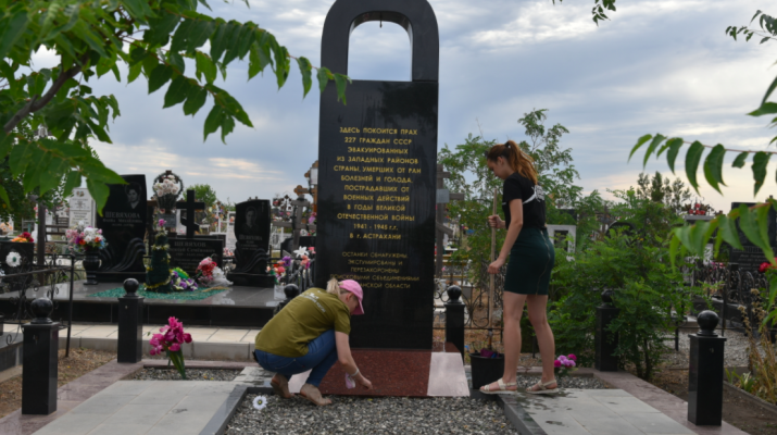 В Астрахани ко Дню Памяти и Скорби навели порядок на 10 мемориалах войны