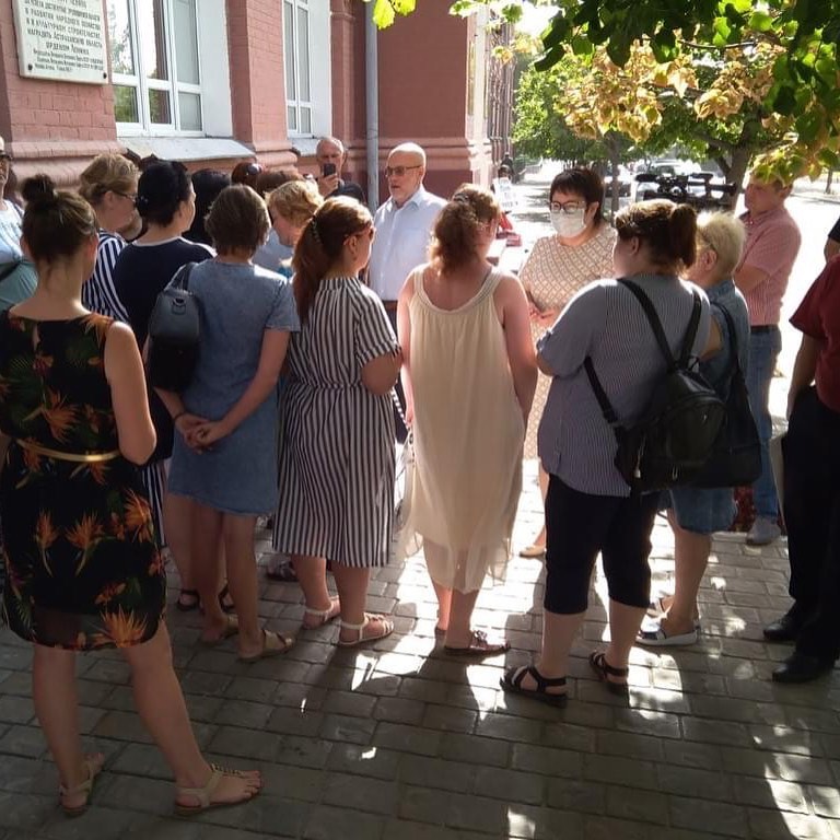 Виталий Гутман встретился с родителями учеников закрывающейся астраханской школы