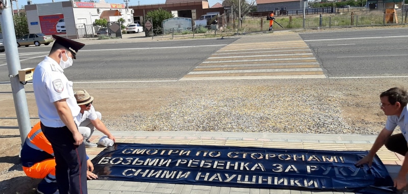 В Астрахани полицейские оставляют на асфальте граффити