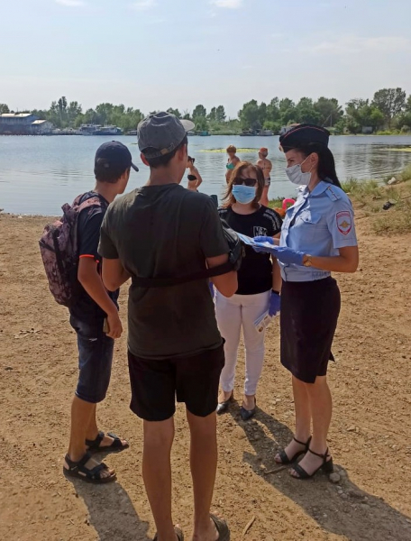 В Астрахани общественники и полиция провели беседу с отдыхающими на пляже