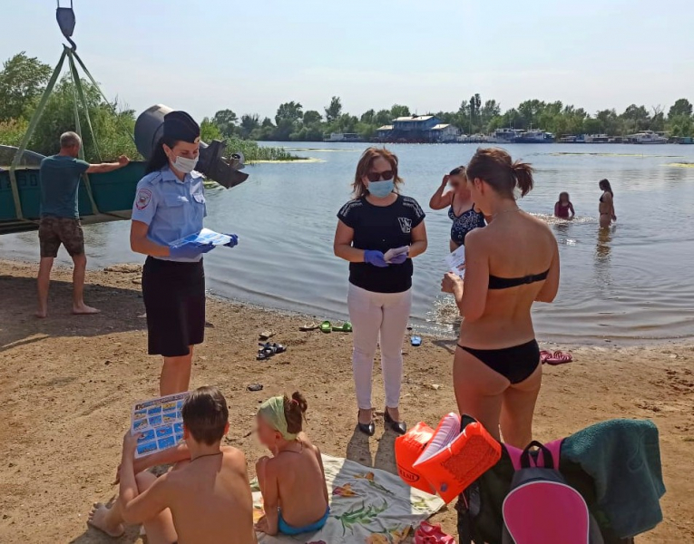 В Астрахани общественники и полиция провели беседу с отдыхающими на пляже