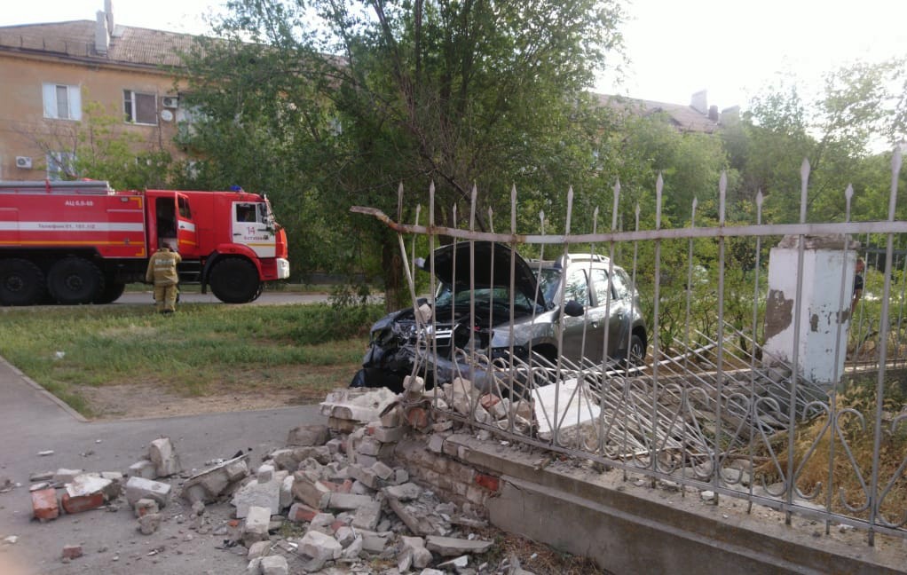 В Астрахани водитель сбил машиной забор