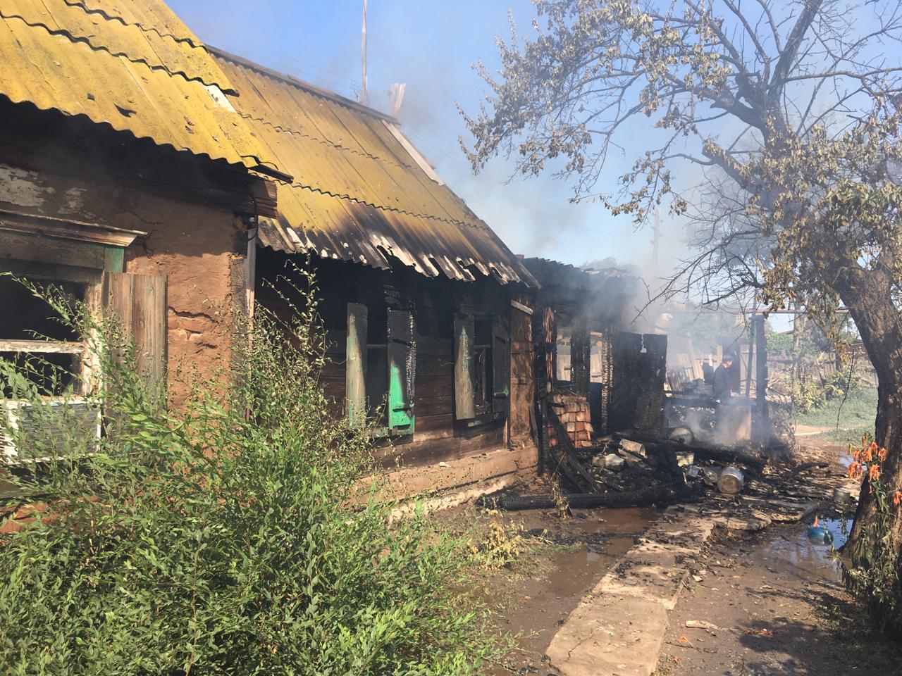 В Астраханской области загорелся жилой дом, на пожаре обнаружены погибшие