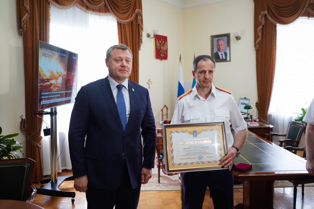 Губернатор Игорь Бабушкин вручил награды астраханским следователям