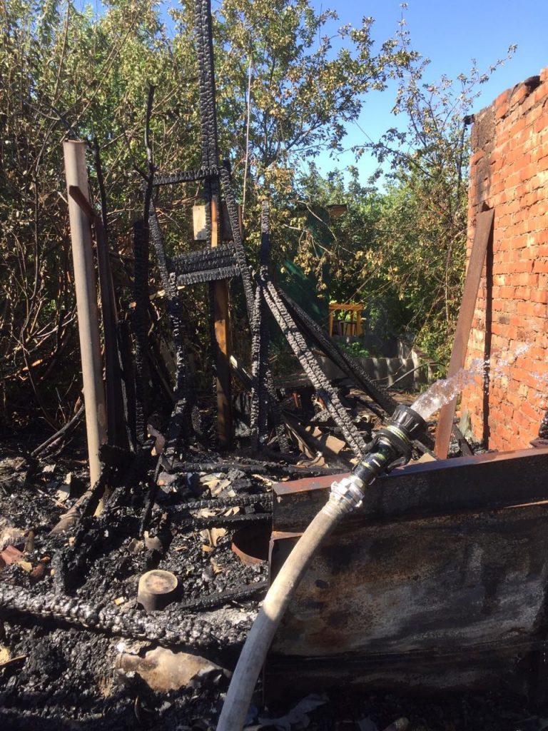 В Астрахани в многоквартирном доме сгорел балкон