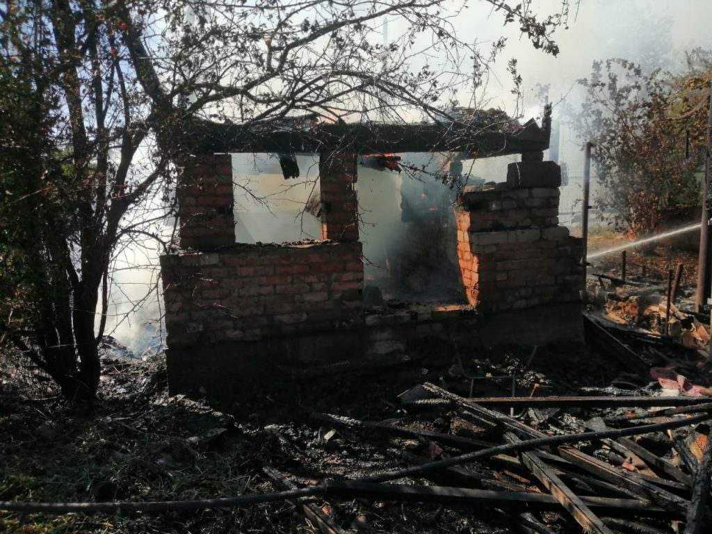 В Астраханской области сгорел гостевой дом