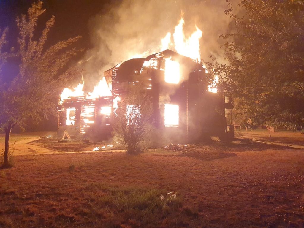 В Астраханской области сгорел гостевой дом