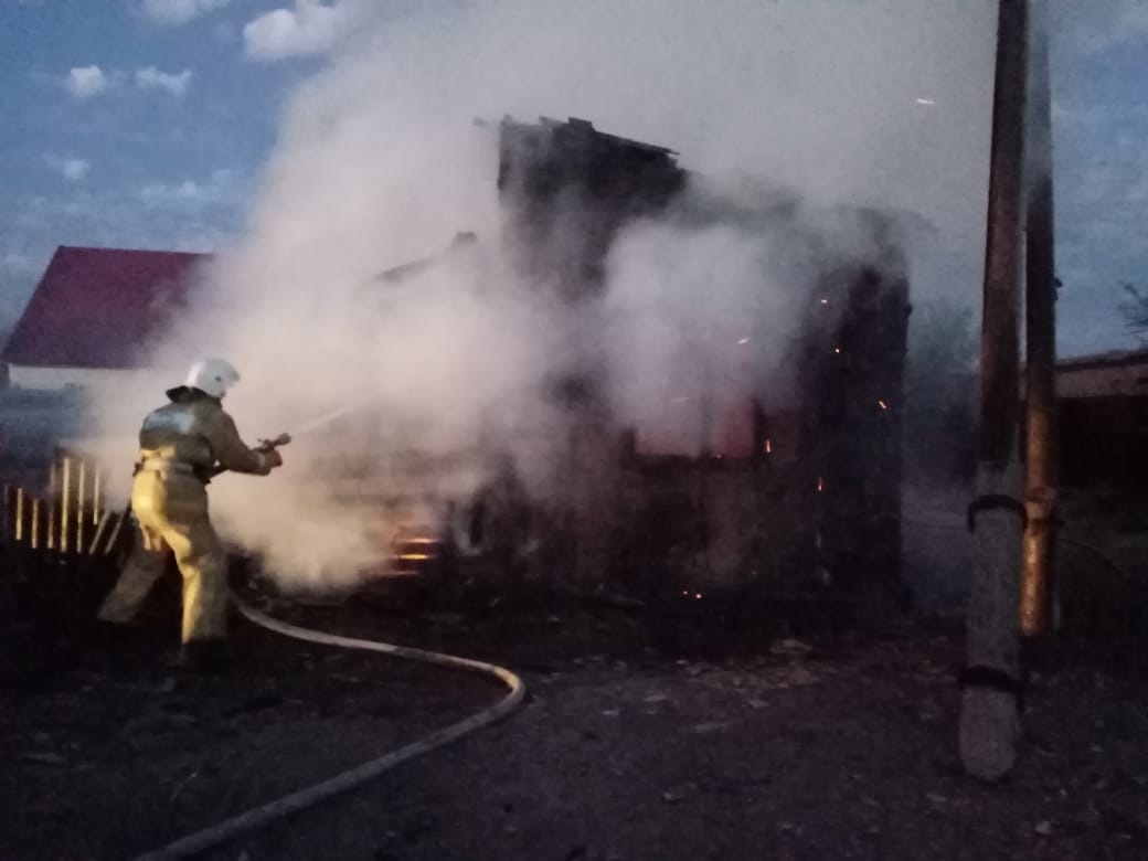 В Астраханской области сгорело три дома. Есть пострадавшие