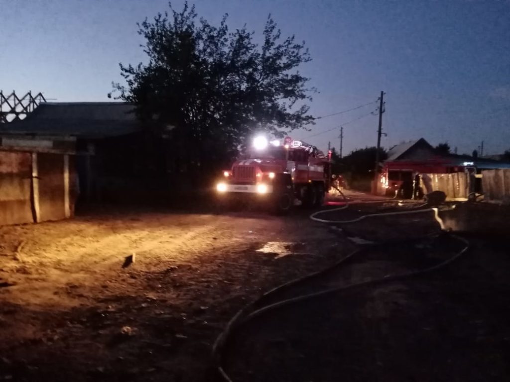 В Астраханской области сгорело три дома. Есть пострадавшие