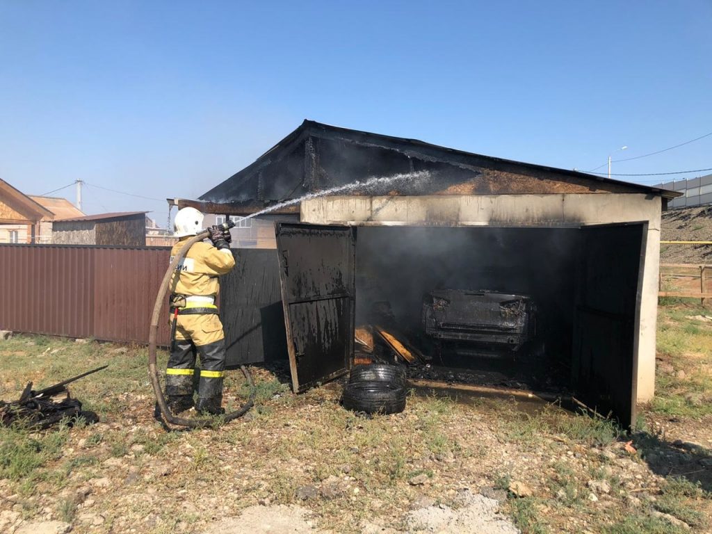 За сутки в Астраханской области ликвидировали 20 пожаров