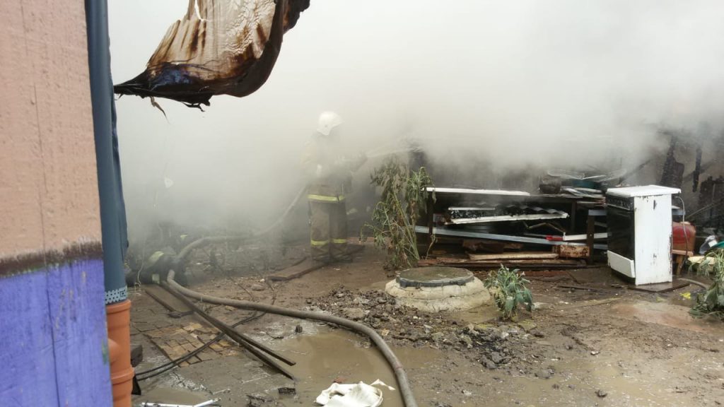 В Астрахани сотрудники МЧС тушат крупный пожар