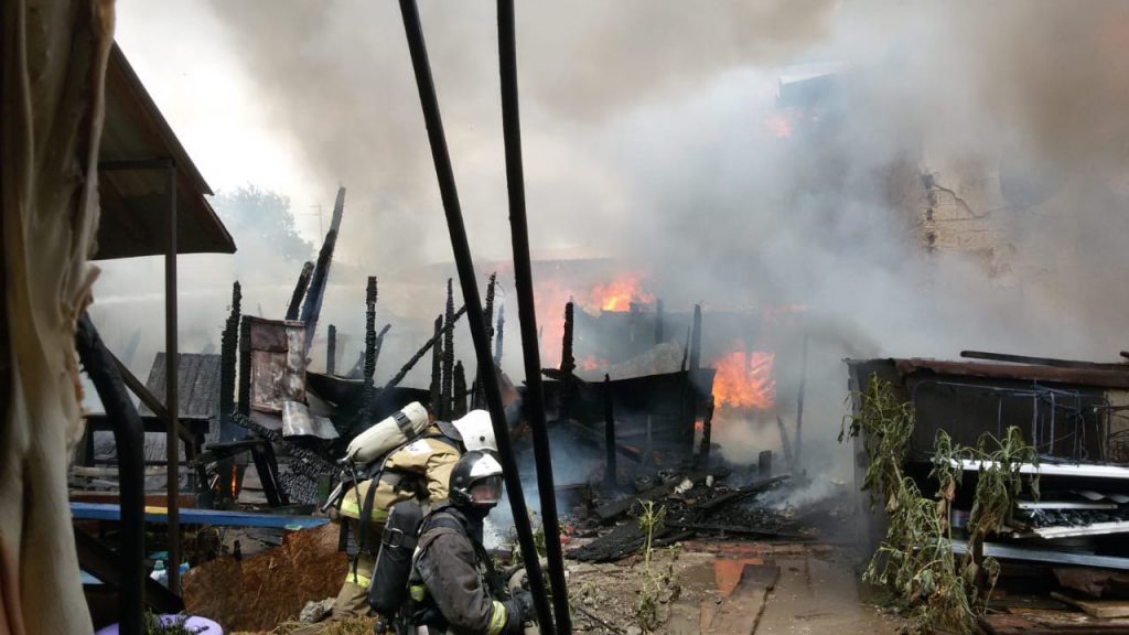 В Астрахани сотрудники МЧС тушат крупный пожар