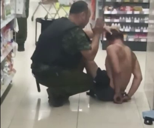 В Астраханском супермаркете избили воришку