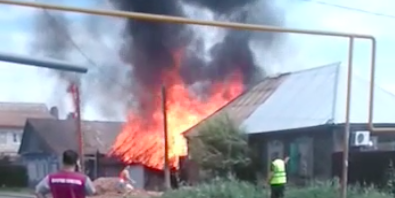 В Астрахани горит дом