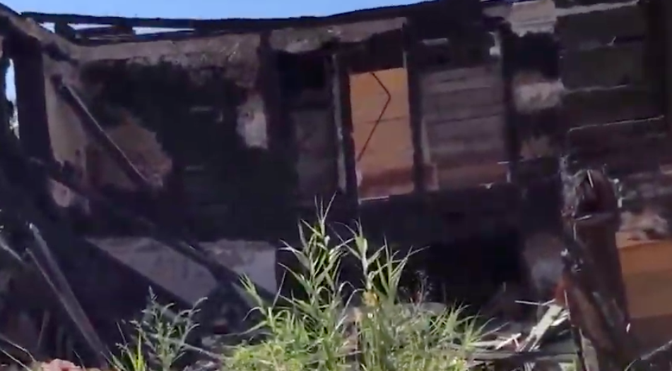 На развалинах сгоревшего дома в Астрахани теперь развлекаются дети