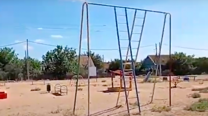Детская площадка в Новолесном: радость или наказание?