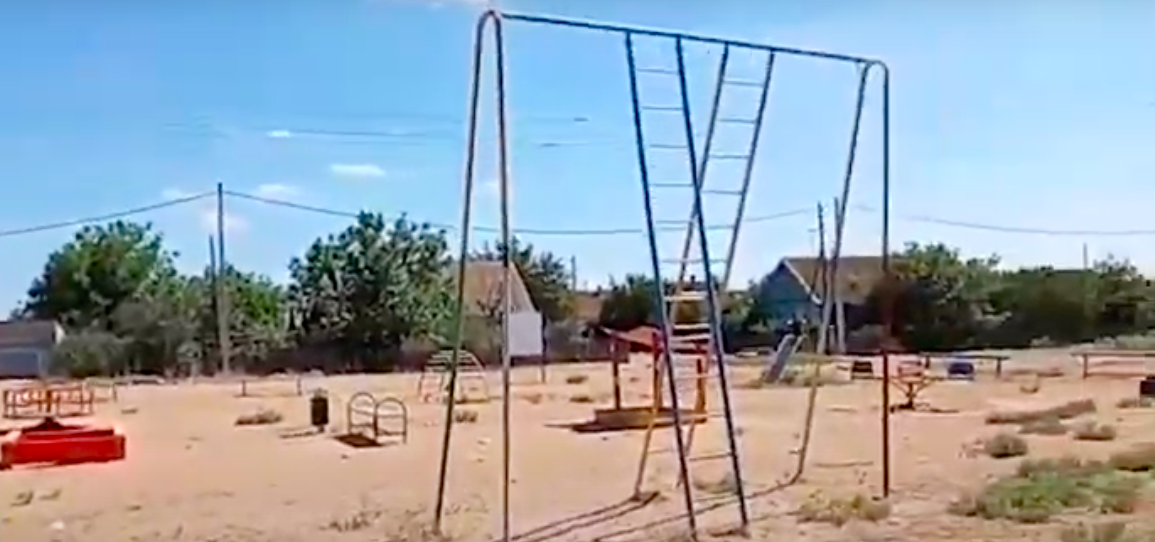 Детская площадка в Новолесном: радость или наказание?