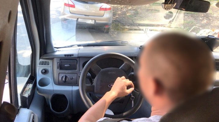 Маршрутчик, игравший в телефон во время езды, наказан полицией