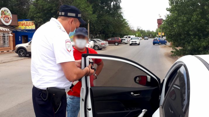 Астраханская полиция вычисляет автомобили с тонировкой