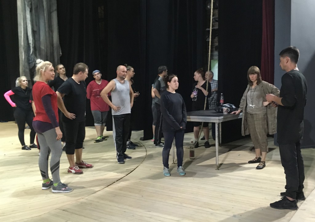 Актёры ТЮЗа готовятся к выступлению, несмотря на ремонт в театре