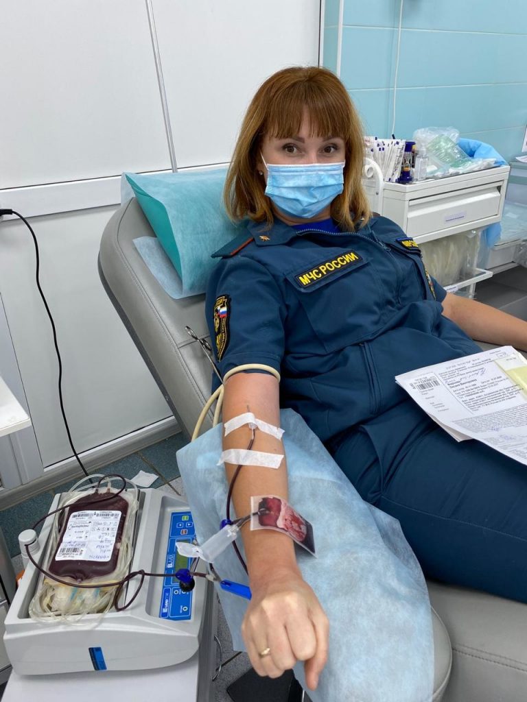 Астраханские сотрудники МЧС сдали 27 литров крови