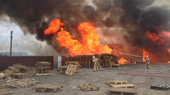 В Астрахани за ночь сгорело два жилых дома