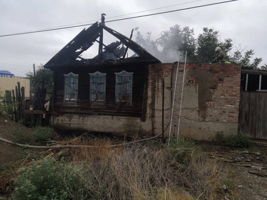 В Астрахани потушили 10 пожаров