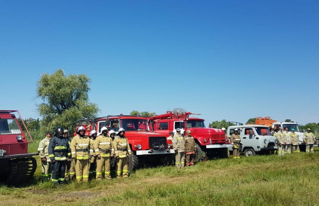 Астраханские спасатели тренируются в умении тушить природные пожары
