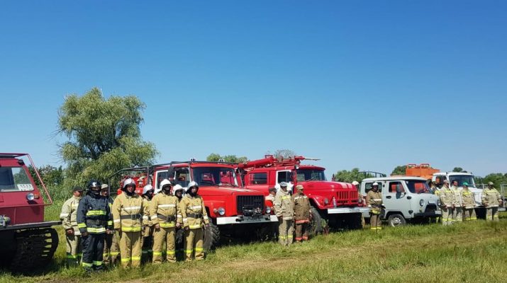 Астраханские спасатели тренируются в умении тушить природные пожары