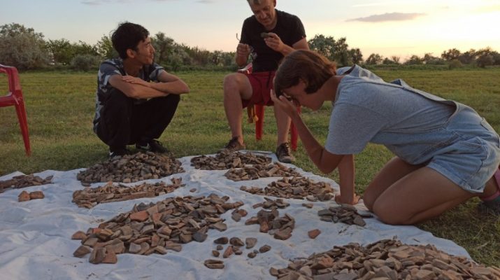 Известные археологи приехали в Астрахань чтобы увидеть раскопки древнего поселения