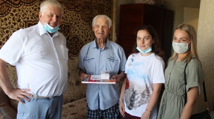 Астраханцам-ветеранам подарили сотовые телефоны
