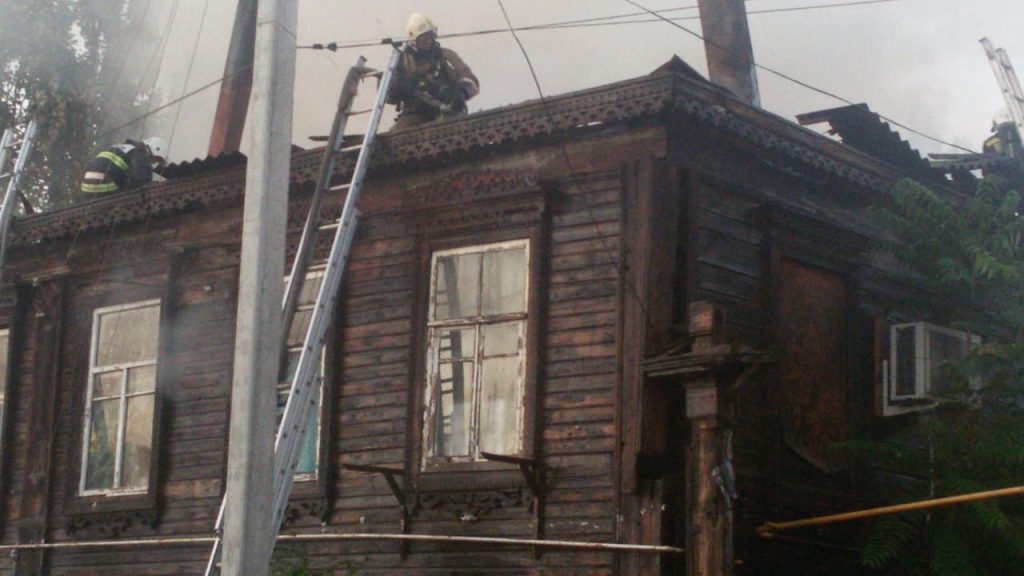 В Астрахани сгорел многоквартирный дом