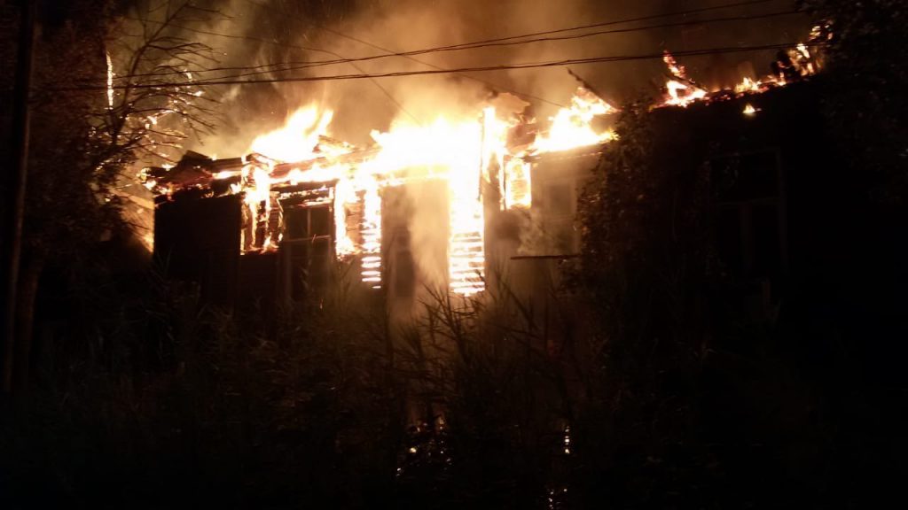 В Астрахани сгорел многоквартирный дом