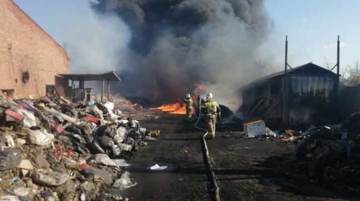 В Трусовском районе тушат сильный пожар