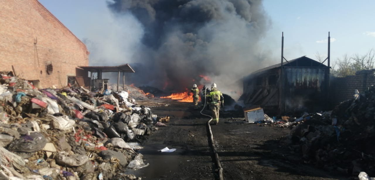 В Трусовском районе тушат сильный пожар