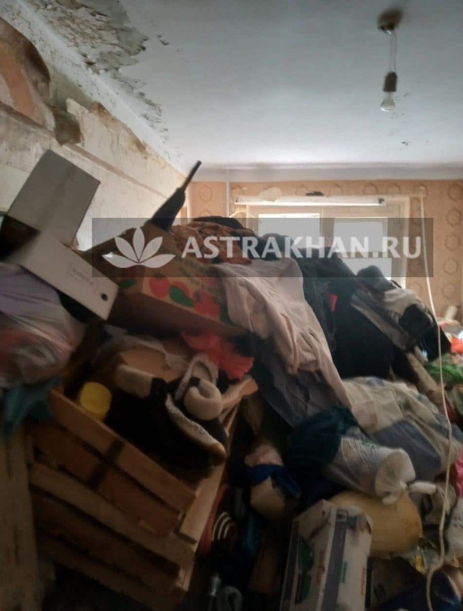 В Астрахани жильцы превратили квартиру в свалку