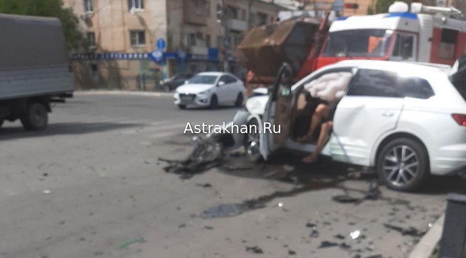 В Астрахани из-за лобового столкновения автомобиль вылетел с дороги (видео)