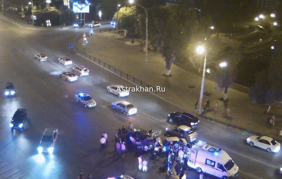 В центре Астрахани 19-летний водитель выехал на встречку и стал причиной ДТП (видео)