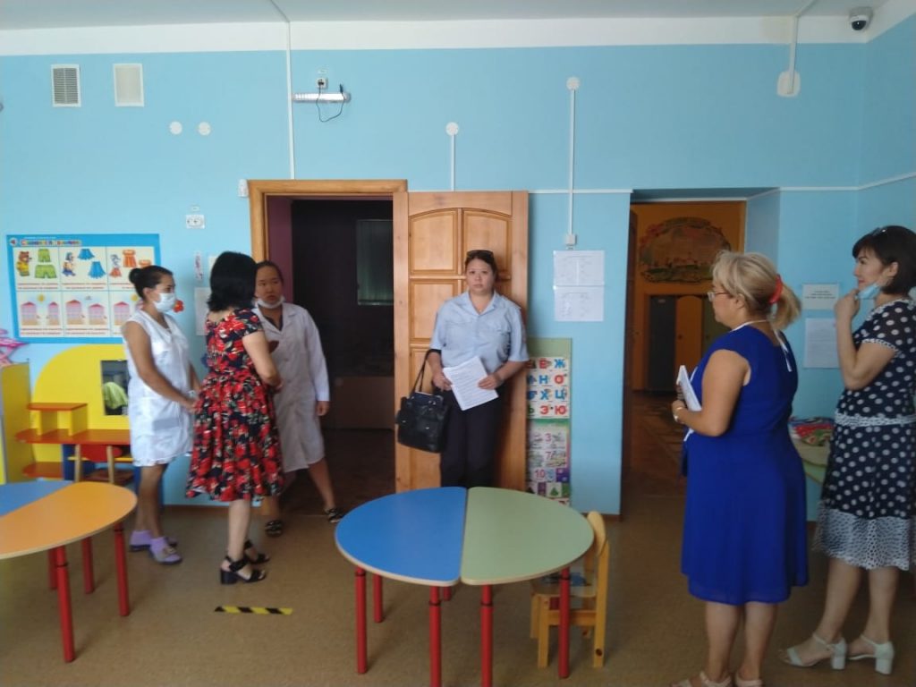 Сотрудники МЧС проверяют школы Наримановского района