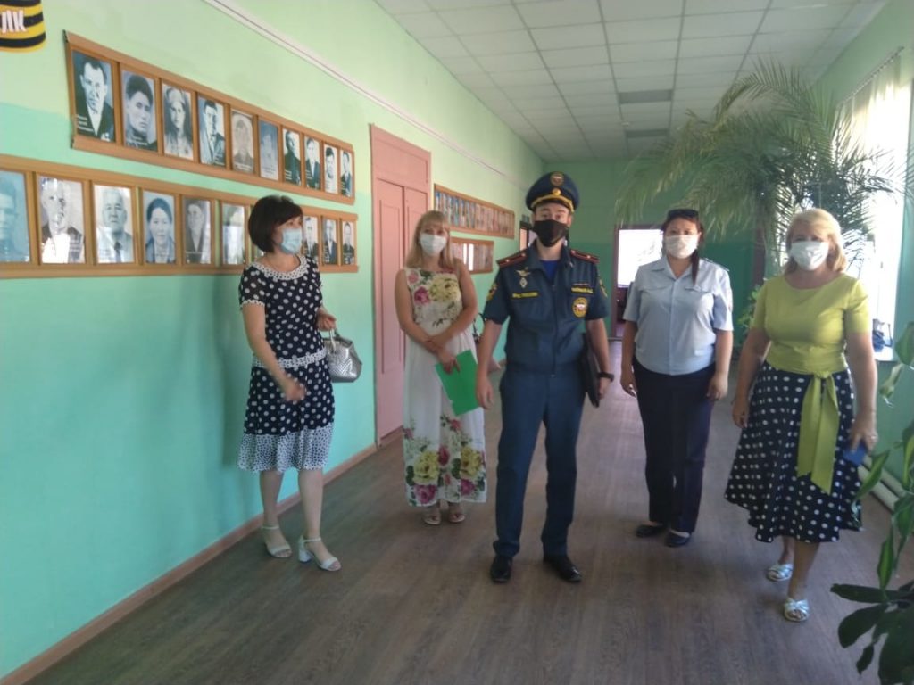 Сотрудники МЧС проверяют школы Наримановского района