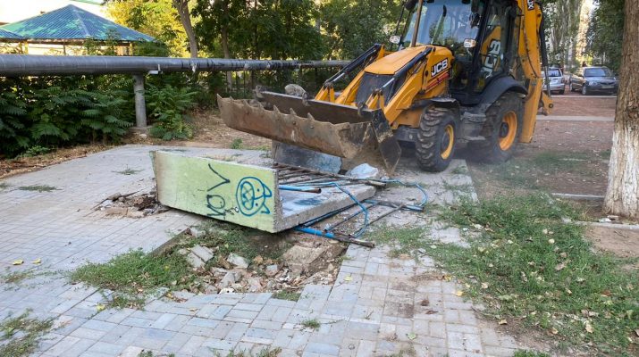 Администрация Астрахани уничтожает бетонные плиты по всему городу