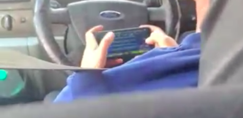В Астрахани маршрутчик играл в телефон за рулём (видео)