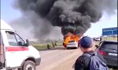 Под Астраханью столкновение двух машин привело к пожару (видео)