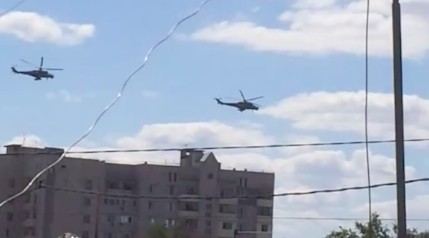 В небе над Астраханью замечены военные вертолёты (видео)