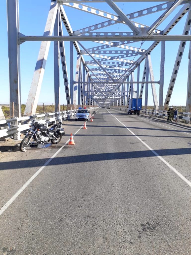 На мосту через Бузан столкнулись мотоцикл и грузовой "Газелью"