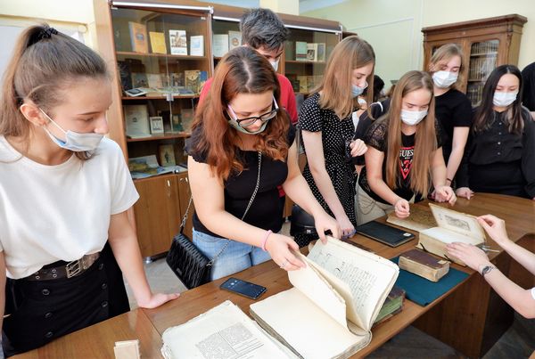 Библиотека им. Н. К. Крупской показала школьникам редкие книги