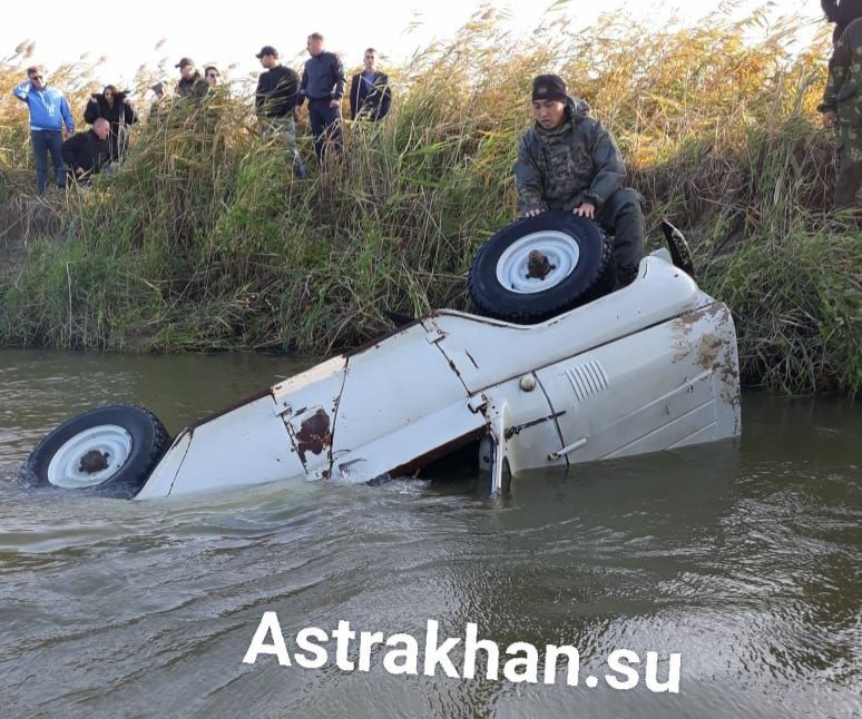 В Астраханской области ушёл под воду автомобиль, есть погибший