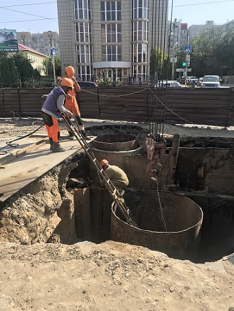 На месте провала асфальта на улице Савушкина кипит ремонт
